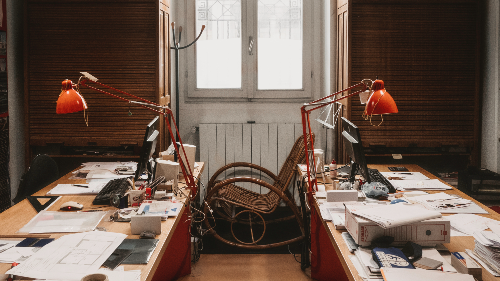 Studio di architettura a Brescia - postazioni di lavoro di Studio 55 con scrivanie, lampade e computer dove nascono i progetti architettonici
