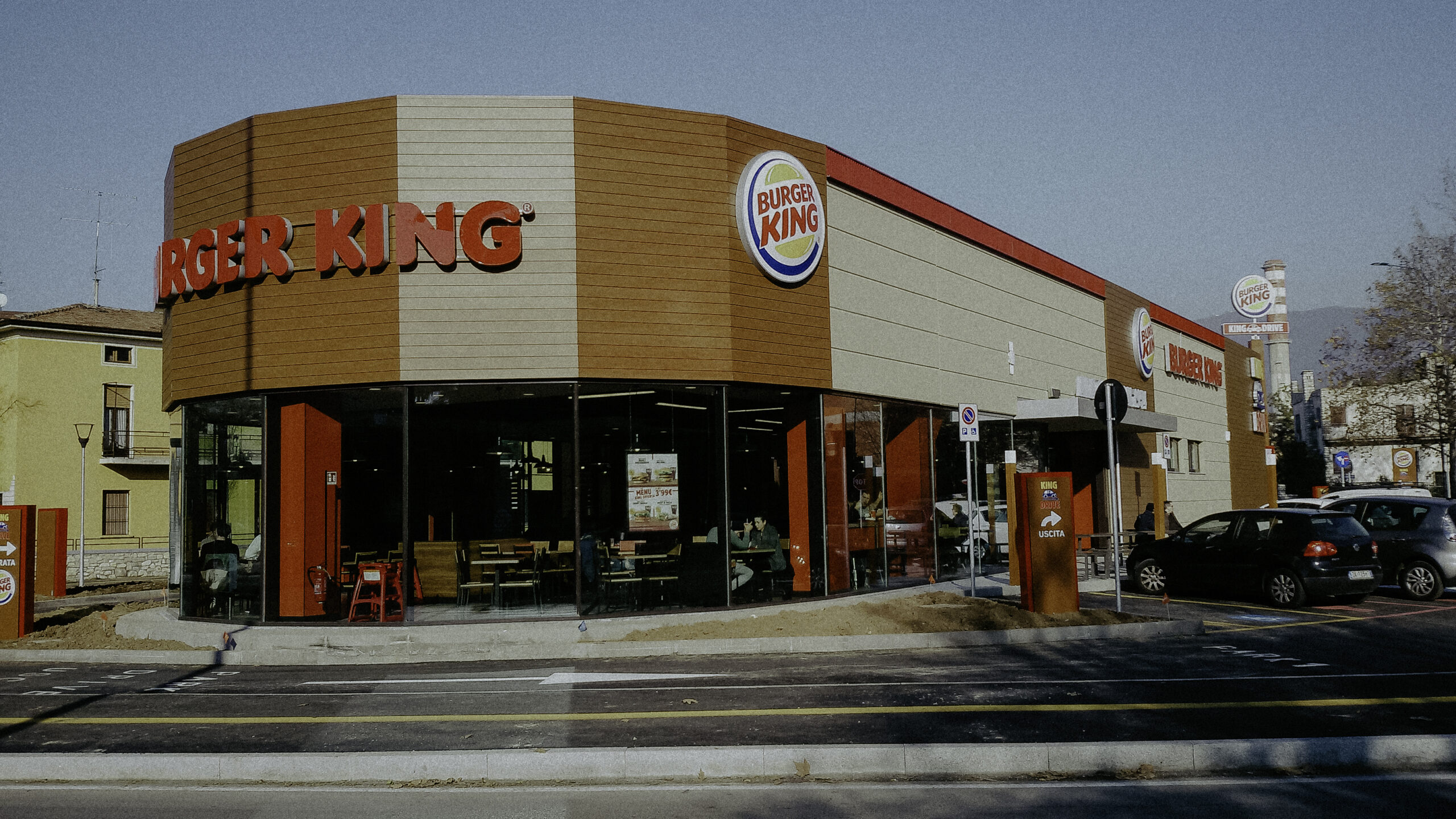 Realizzazione architettonica del ristorante Burger King in piazzale Roncalli a Brescia, progetto curato da Studio 55