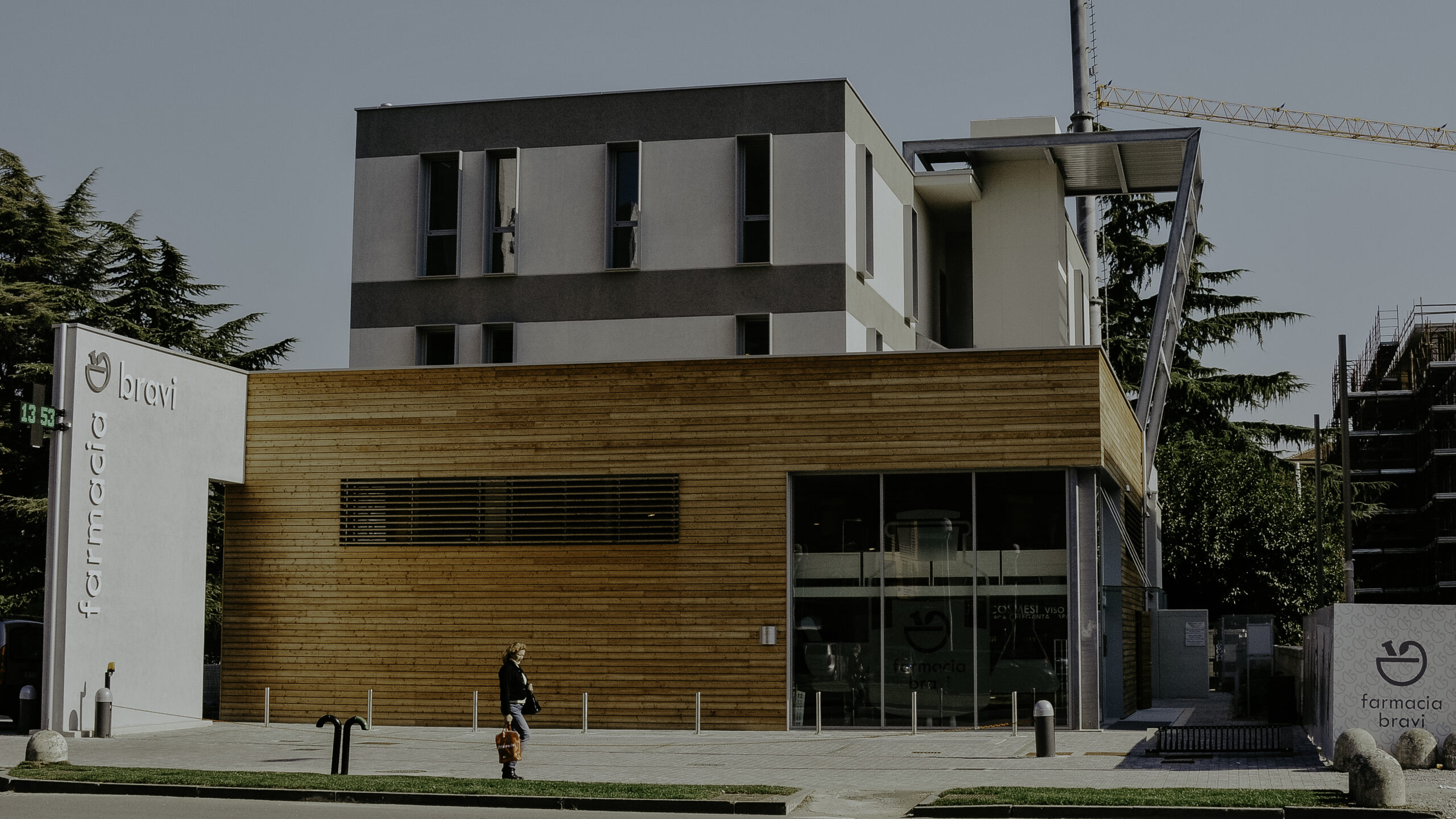 Farmacia Bravi in via San Zeno, Brescia — progetto di bioarchitettura di Studio 55 con facciata in legno e sistemi a basso impatto ambientale